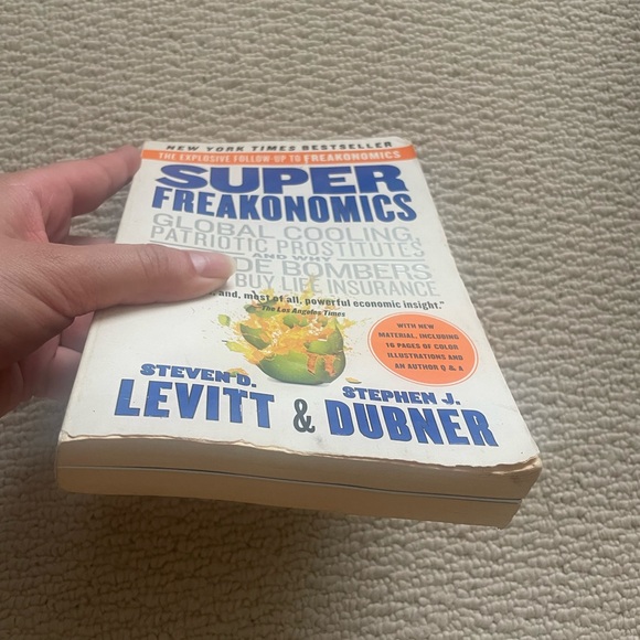 SuperFreakonomics by Steven D.Levitt and Stephen J Dubner paperback book - Picture 2 of 4
